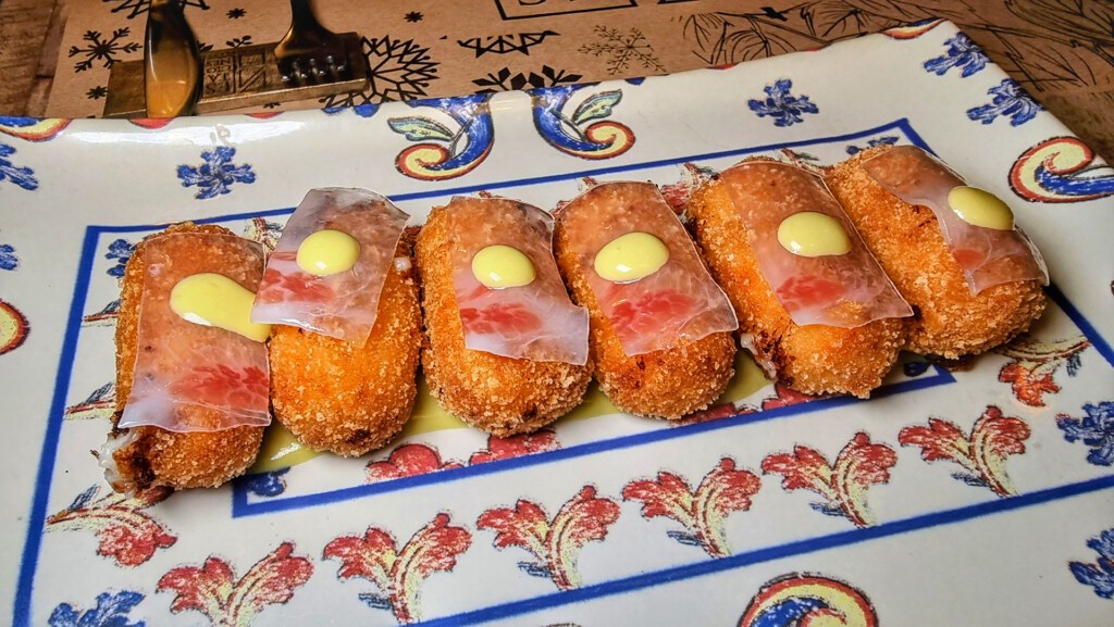 Las croquetas, con papada ibérica y mayonesa de pimientos fritos. Foto: Salva Moreno
