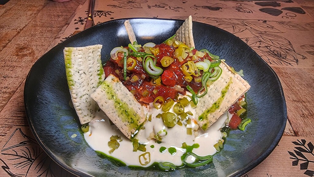 Atún picante sobre ensaladilla con pilpil de las pieles del atún. Foto: Salva Moreno