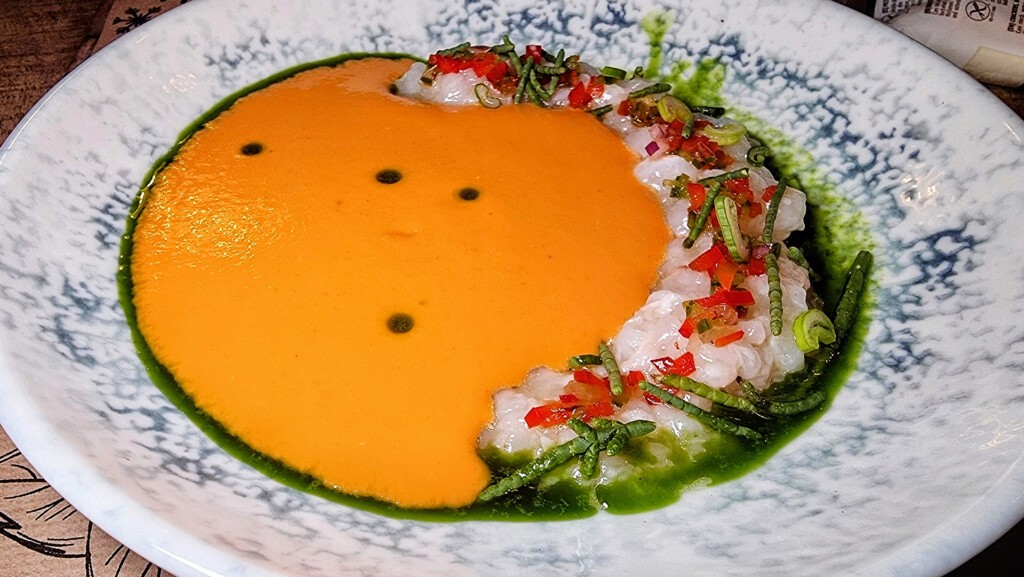 Tartar de cigala con gazpacho suave de jalapeños. Foto: Salva Moreno