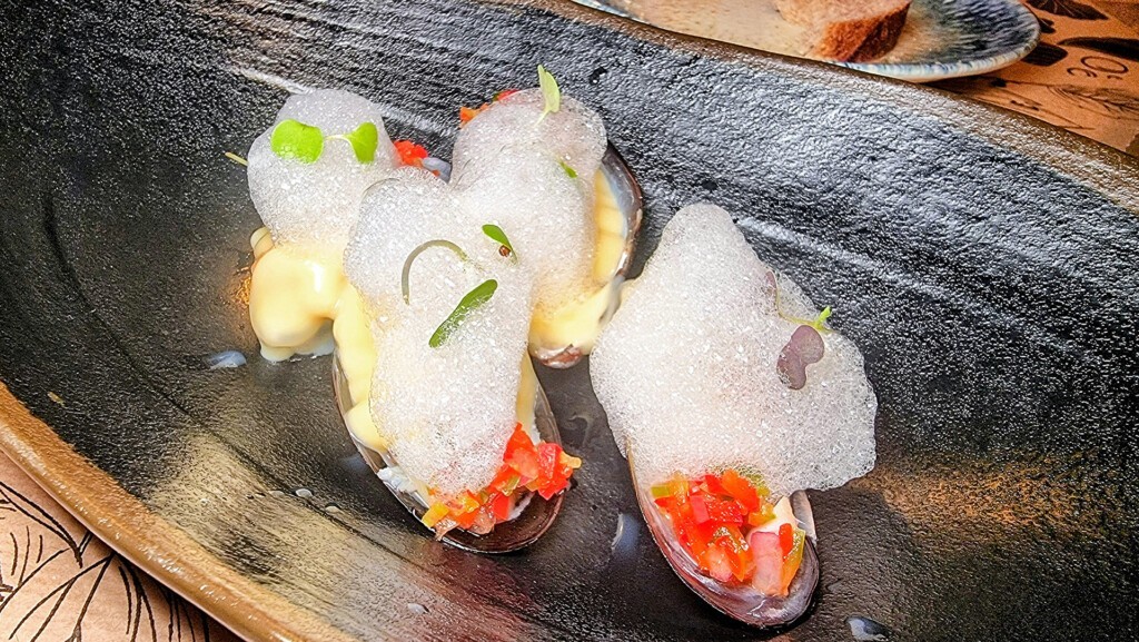 Mejillones con salsa lima curd y picadillo andaluz. Foto: Salva Moreno