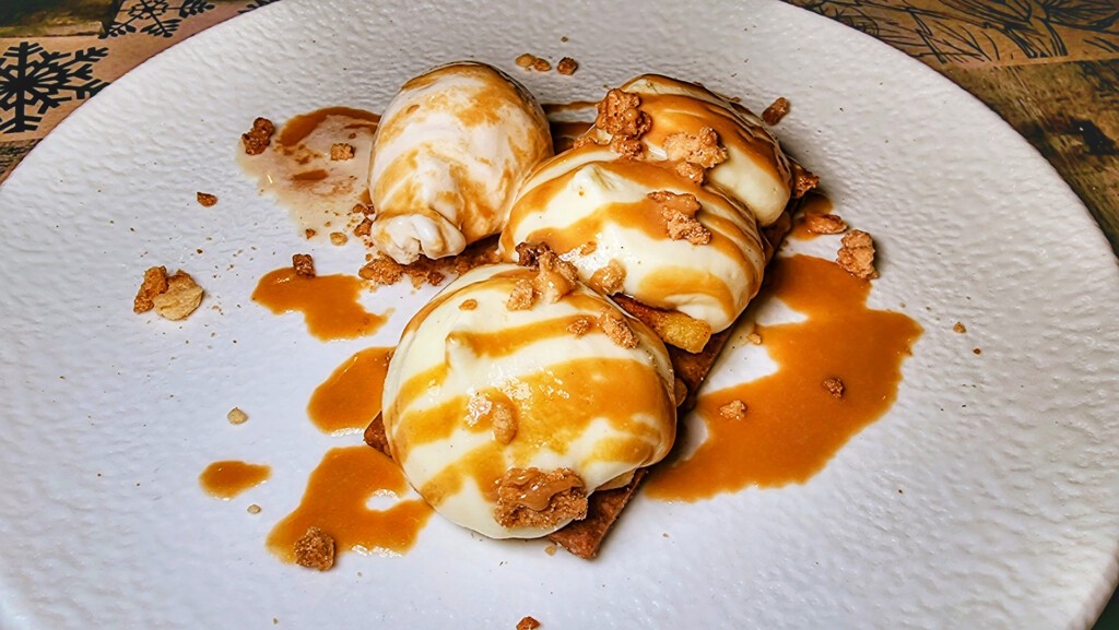 Manzana asada, crema pastelera, base de galleta de mantequilla y caramelo salado. Foto: Salva Moreno