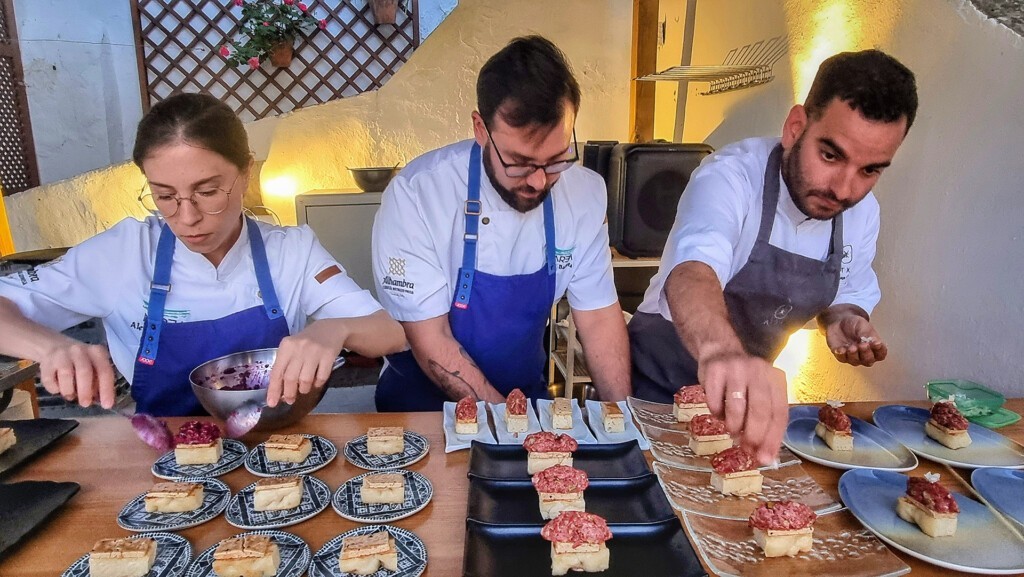 Un momento de la preparación de uno de los platos. Foto: Salva Moreno