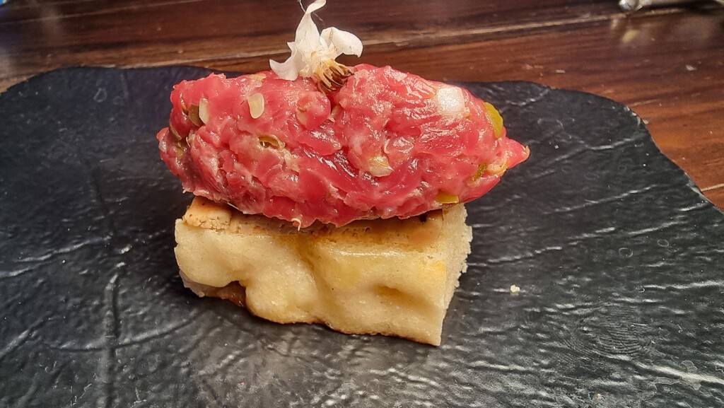 La focaccia de steak tartar de retinta de Narea. Foto: Salva Moreno