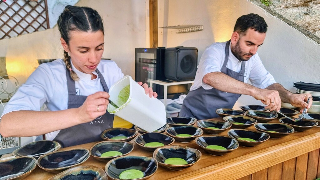 Laura y Arturo, con el primer plato. Foto: Salva Moreno