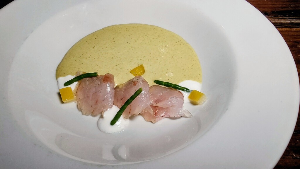 La lubina curada con ajoblanco de pistacho y albahaca. Foto: Salva Moreno
