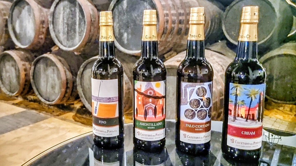 Las nuevas etiquetas de los vinos, obra de Miki Leal. Foto: Salva Moreno