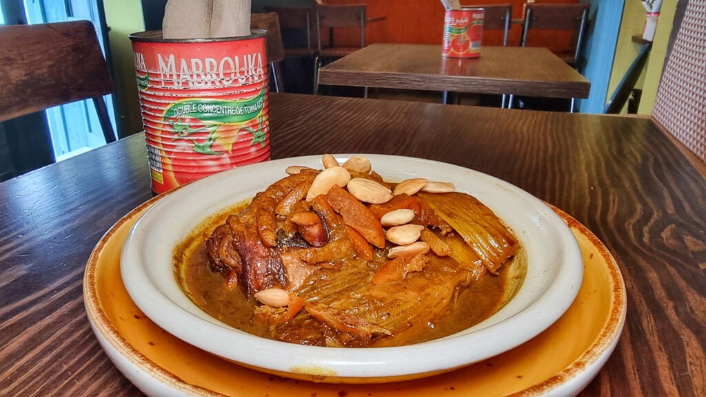 El tajine de pollo con naranja caramelizada, hinojo y estrella de anís. Foto: Salva Moreno