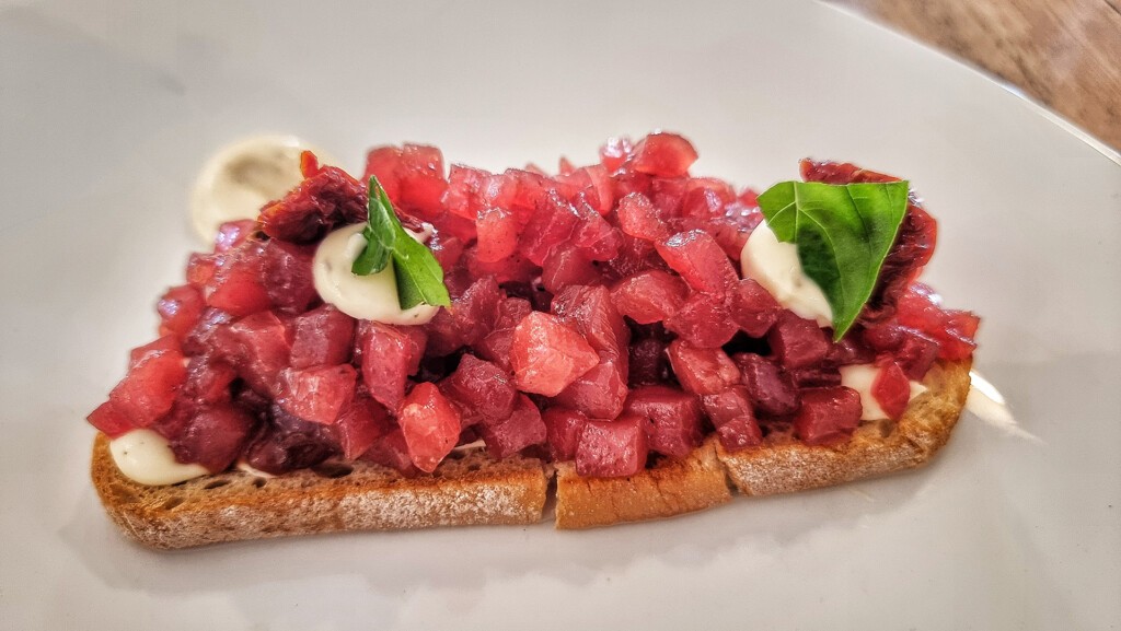 La tosta de atún de Ito Tapas, en Chiclana. Foto: Salva Moreno
