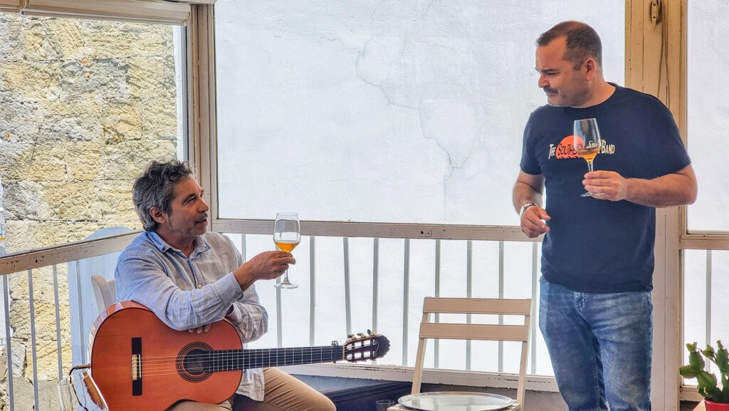 Música de primera, amontillado y Vejer. ¿Quién da más? 5 Nono García, a la guitarra, y Mario Ojeda. Foto: Salva Moreno