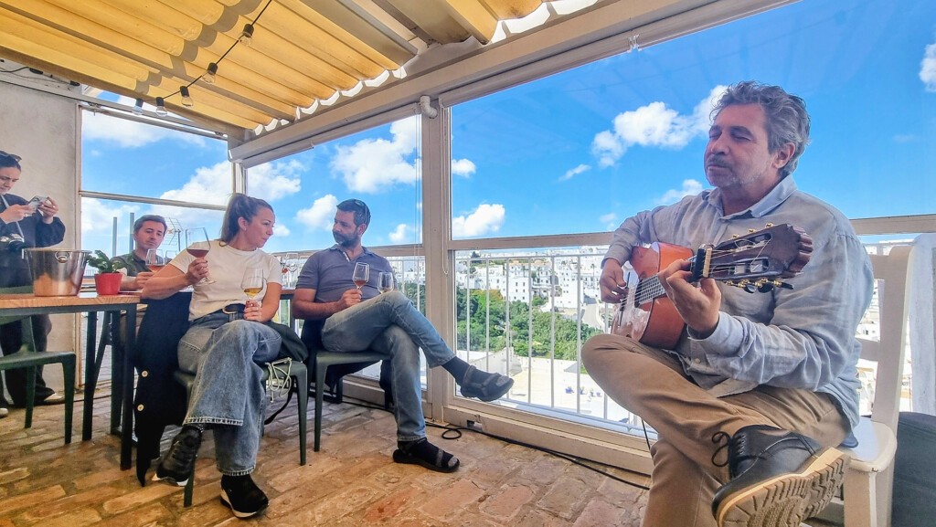 Música de primera, amontillado y Vejer. ¿Quién da más? 4 Un momento de la actuación de Nono García. Foto: Salva Moreno