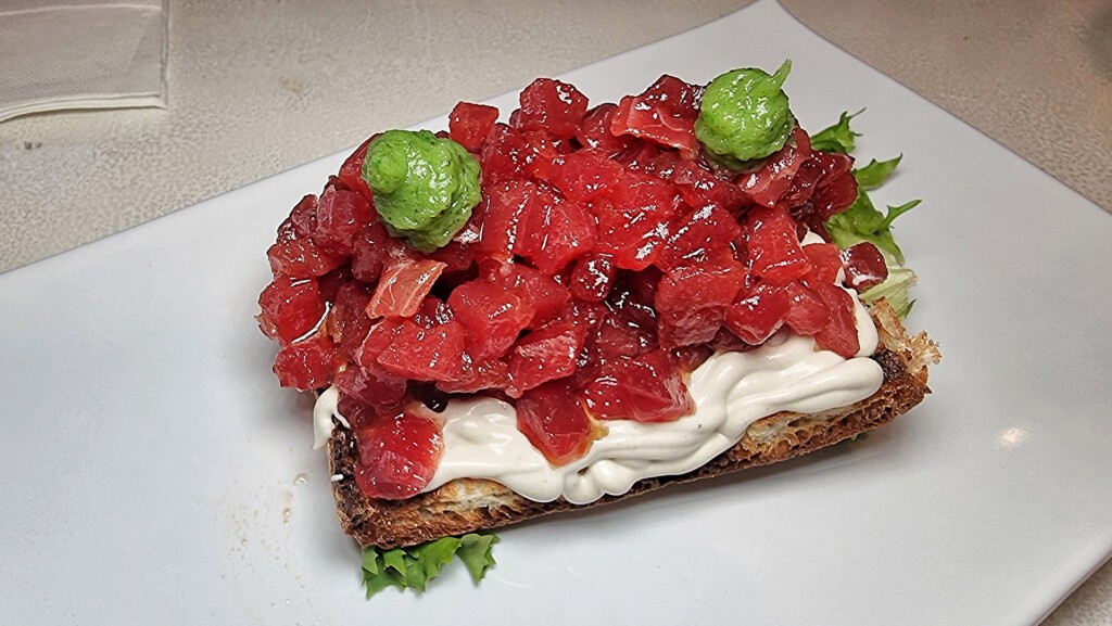Las tostas de atún de La Taberna de Zahara son uno de los platos estrella. Foto: Salva Moreno