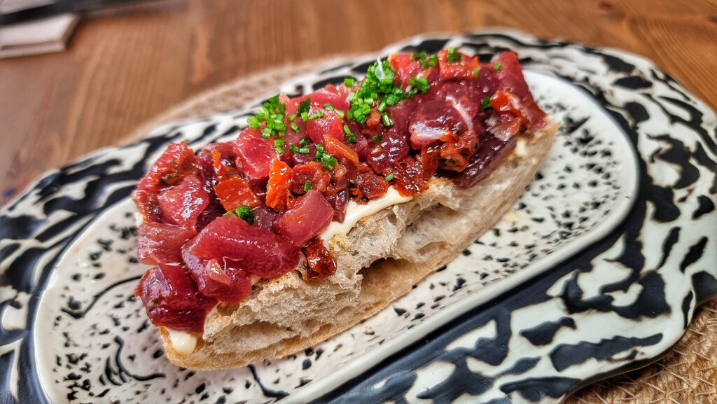 Tosta de atún de Nusa Dua. Foto: Salva Moreno