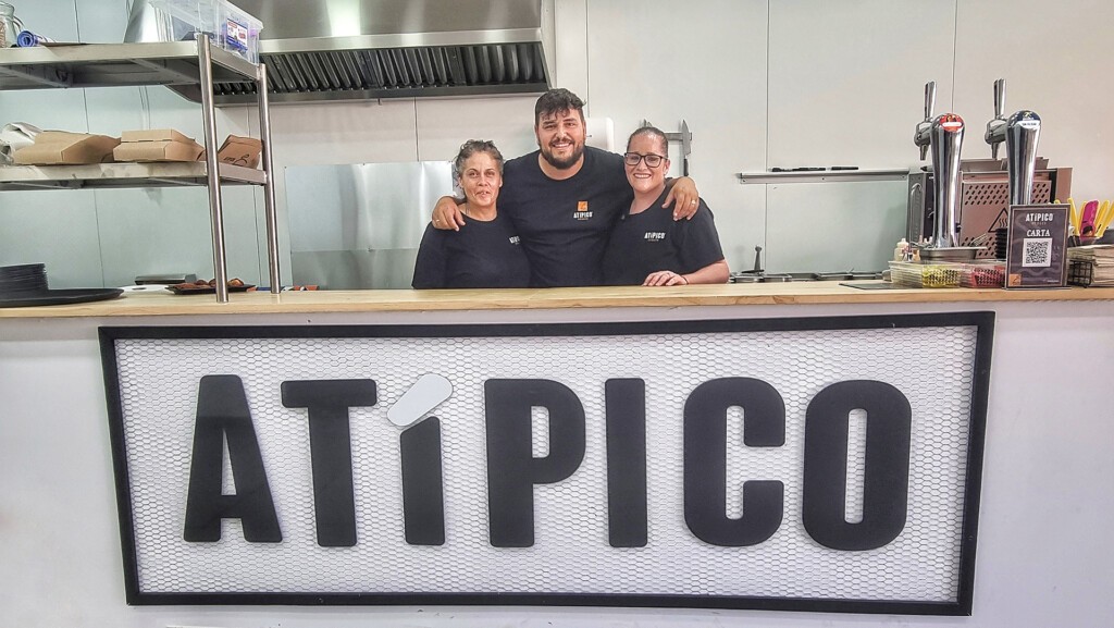 Las burgers de retinto de Atipico ya están en La Barrosa 4 Zipi es uno de los socios de Atípico. Foto: Salva Moreno