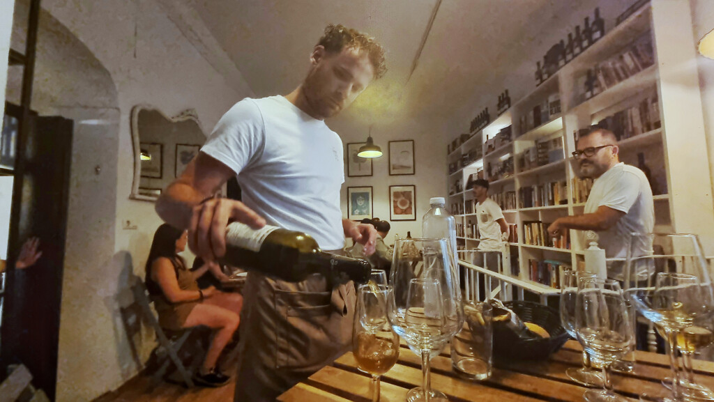 Xisco Guzmán, sirviendo uno de los vinos. Foto: Salva Moreno