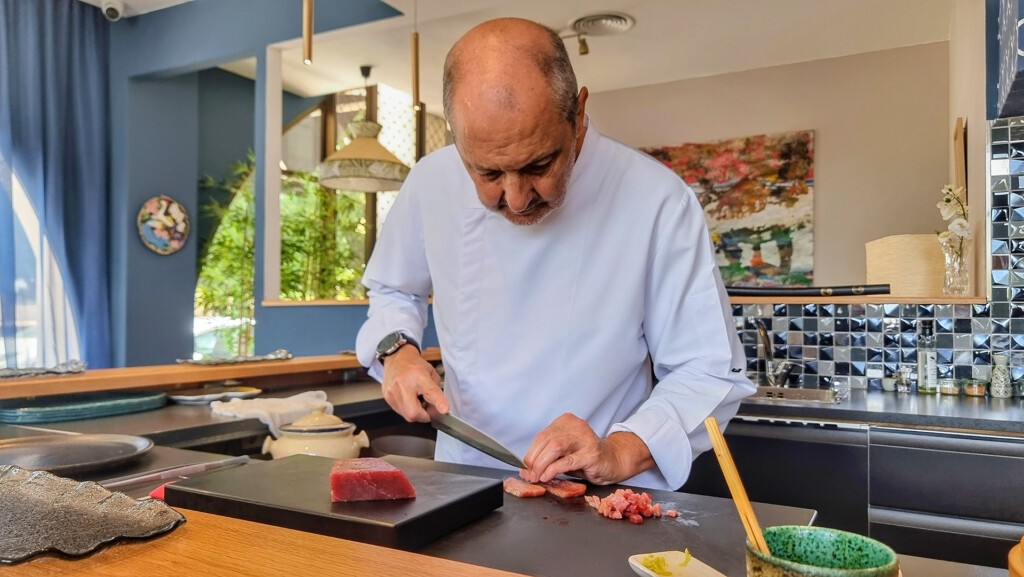 José Manuel Ávila, elaborando los nigiris. Foto: Salva Moreno