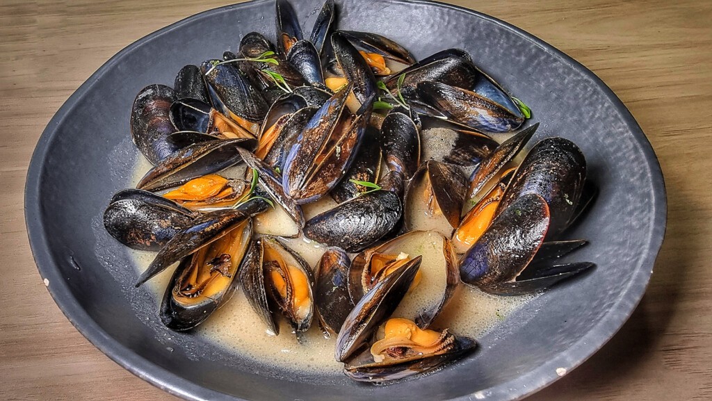 Los maravillosos mejillones con gazpachuelo cítrico. Foto: Salva Moreno