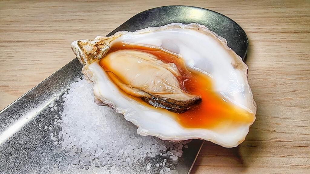 Ostra francesa con aliño japonés. Foto: Salva Moreno