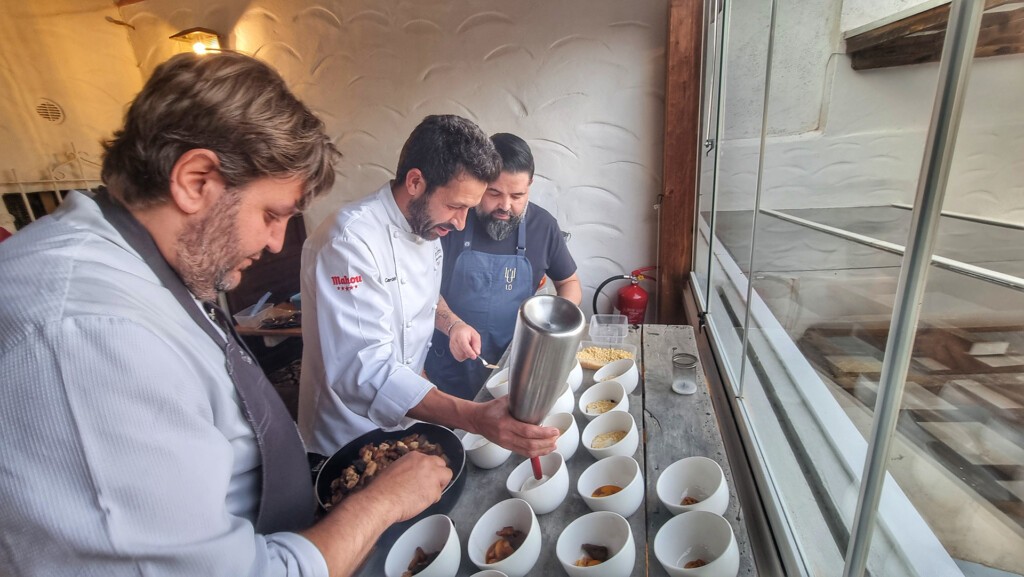 Montando uno de los platos de la noche. Foto: Salva Moreno