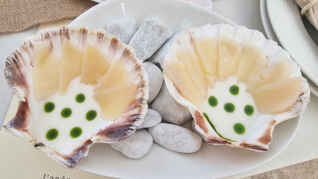 Las vieiras en suero de cebolletas. Foto: Salva Moreno