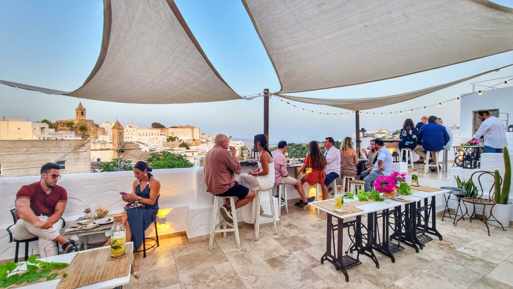 Aspecto de la terraza de La Fonda Antigua durante la cena. Foto: Salva Moreno