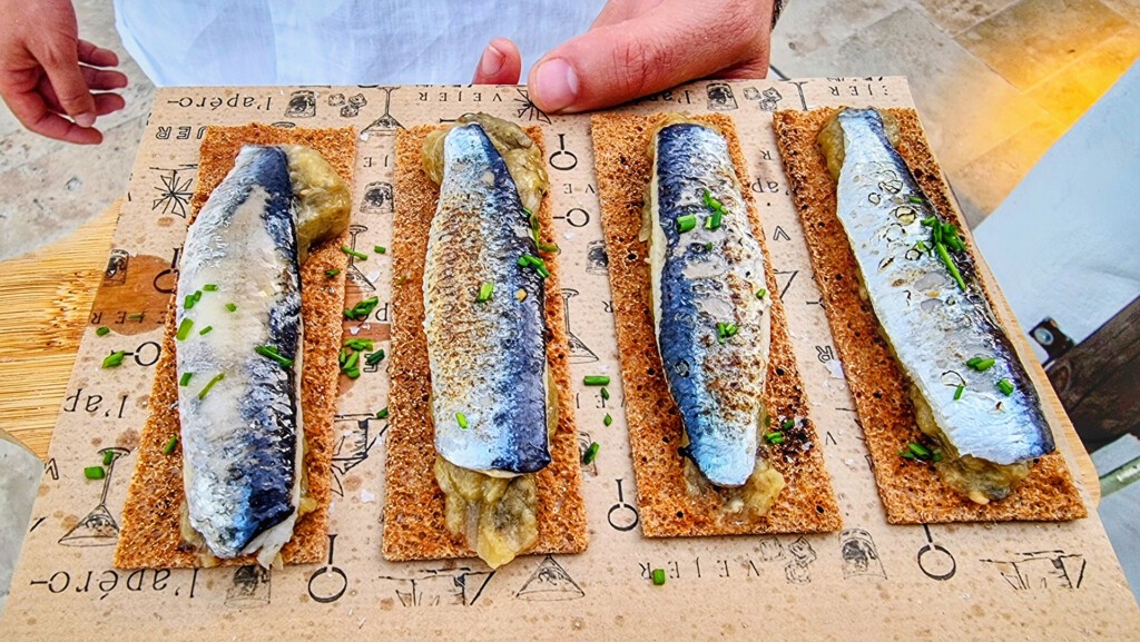 Tostas de sardina y berenjena asada. Foto: Salva Moreno