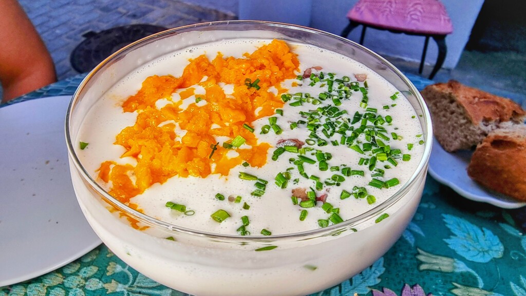 Ajoblanco con sardinas y granizado de mango. Foto: Salva Moreno 