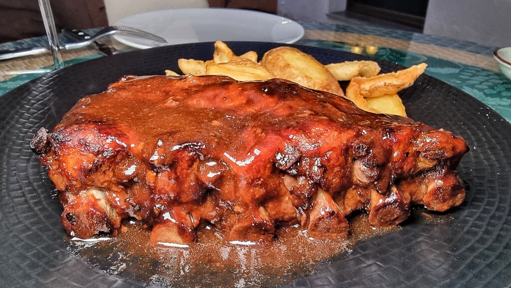 Costillas con salsa barbacoa. Foto: Salva Moreno