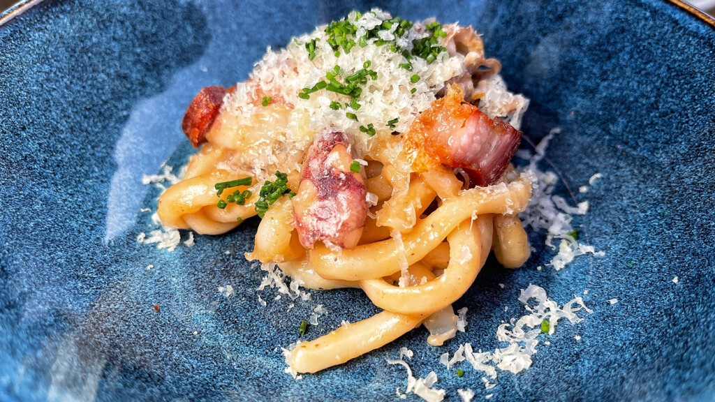 Puntillitas a la carbonara con panceta. Foto: Salva Moreno