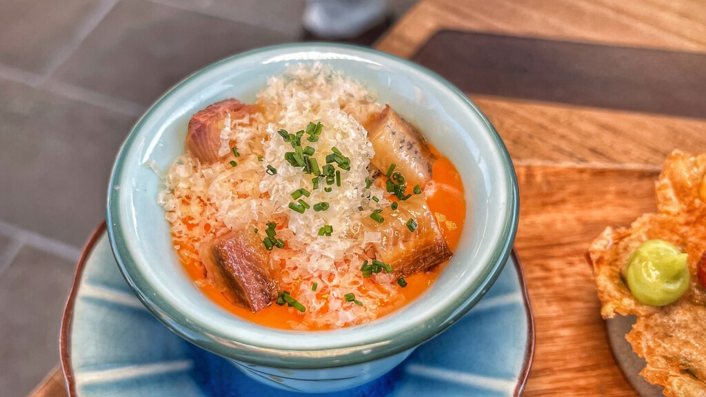 Salmorejo con caballa ahumada. Foto: Salva Mroreno