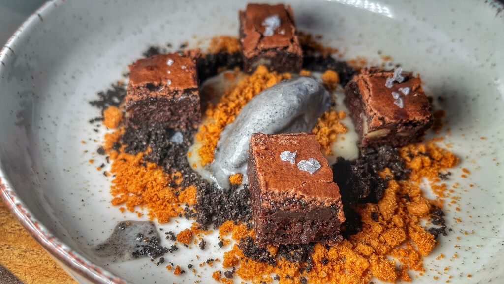 Texturas de chocolate con helado de sésamo. Foto: Salva Moreno