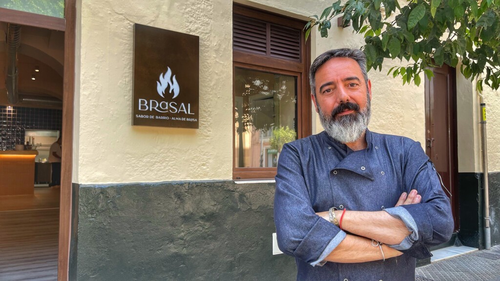 Enrique Pérez, en la entrada de Brasal. Foto: Salva Moreno