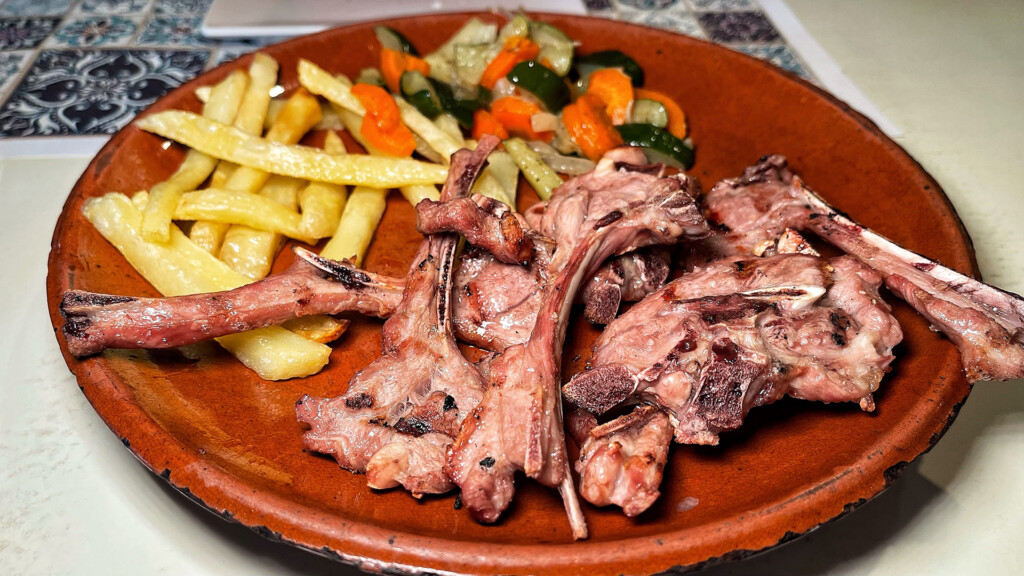 Chuletitas de chivo payoyo lechal ecológico. Foto: Salva Moreno