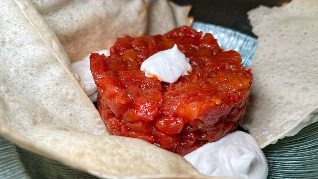 El tartar de tomate con queso Pajarete. Foto: Salva Moreno