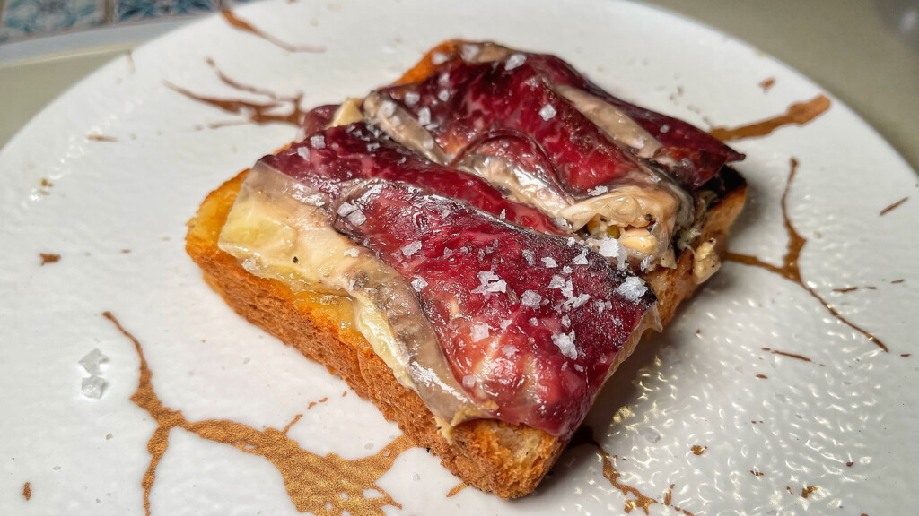 Tosta de picaña de vaca madurada, foie y manzana. Foto: Salva Moreno