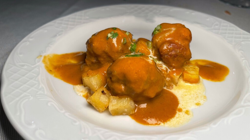 Albóndigas con salsa de curry. Foto: Salva Moreno