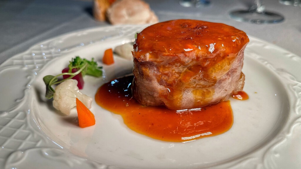 Cerdo a la Royal con salsa bigarade. Foto: Salva Moreno