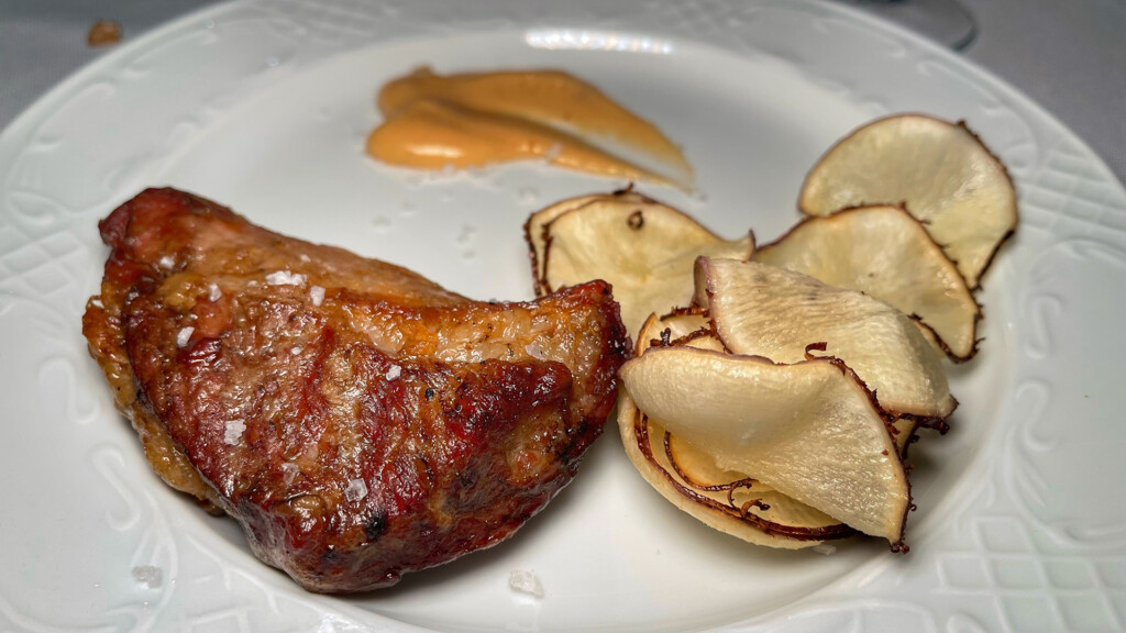 Pluma a la brasa con crema de turrón. Foto: Salva Moreno