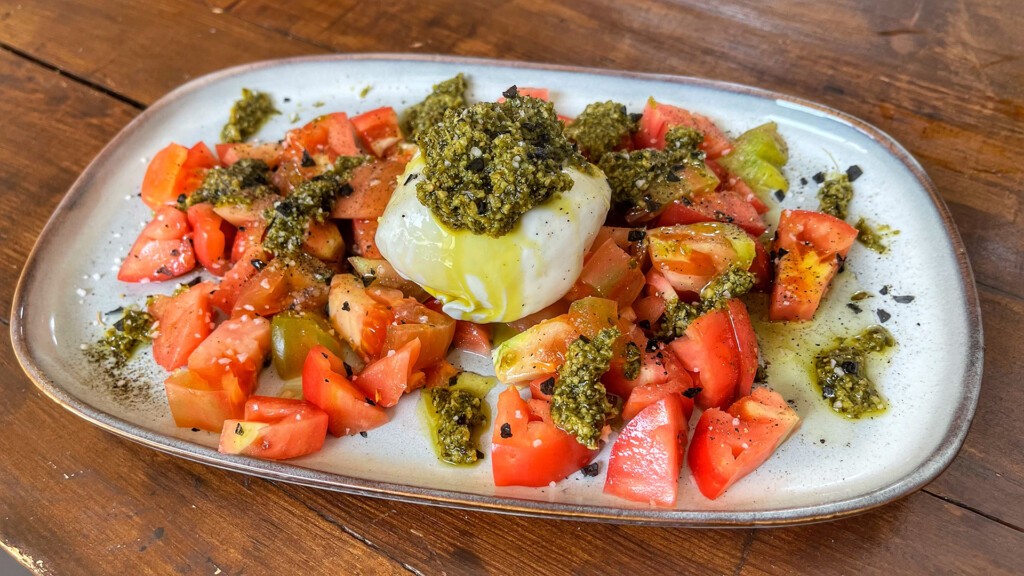 Tomate con burrata y pesto casero. Foto: Salva Moreno