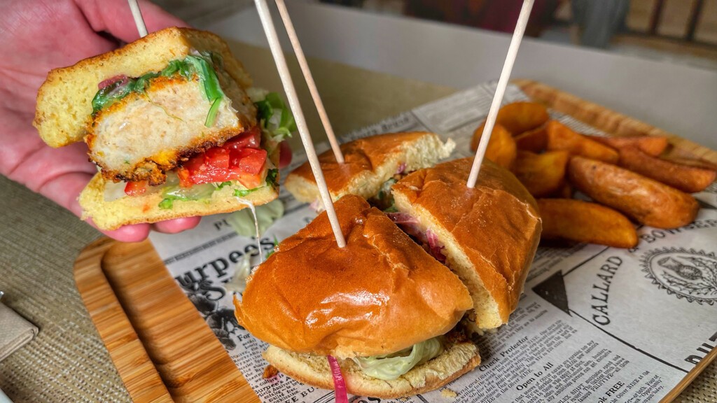 La hamburguesa de cazón. Foto: Salva Moreno