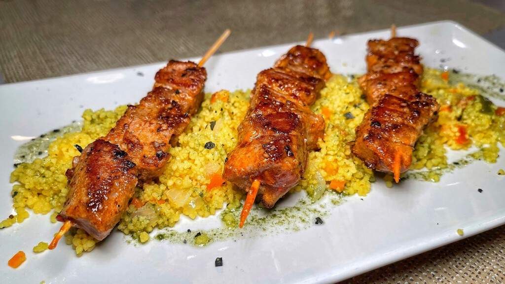 Pinchitos sobre cuscús. Foto: Salva Moreno