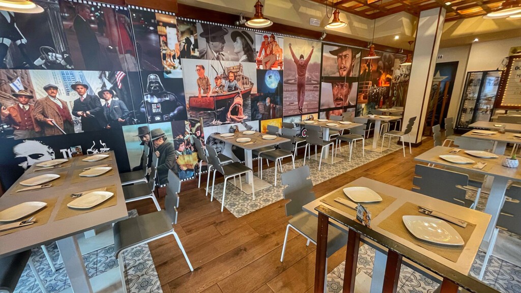 Sala interior de Séptimo Arte, decorado con imágenes de películas. Foto: Salva Moreno