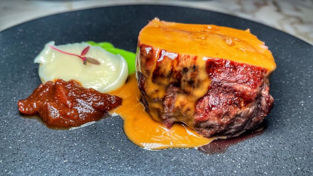 Venado, chirivía y chutney de tomate. Foto: Salva Moreno
