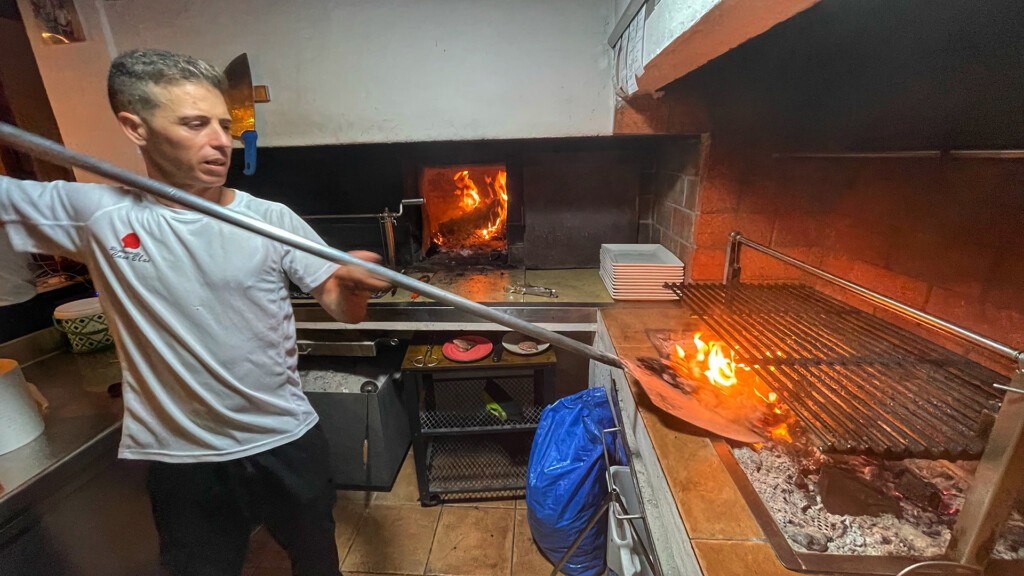 Álvaro Rueda, en la parrilla, su espacio preferido. Foto: Salva Moreno