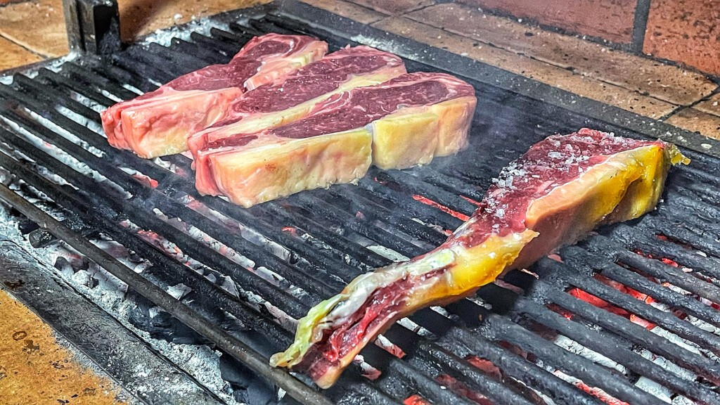 Las carnes, en la parrilla. Foto: Salva Moreno