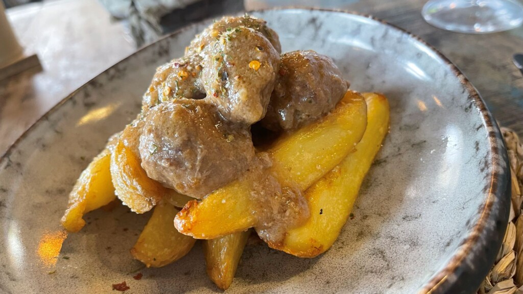 Albóndigas de retinta, en la Taberna Almarcén. Foto: Salva Moreno