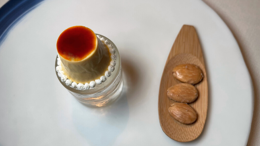 Flan de lisa con chantilly y caramelo de mojama. Foto: Salva Moreno
