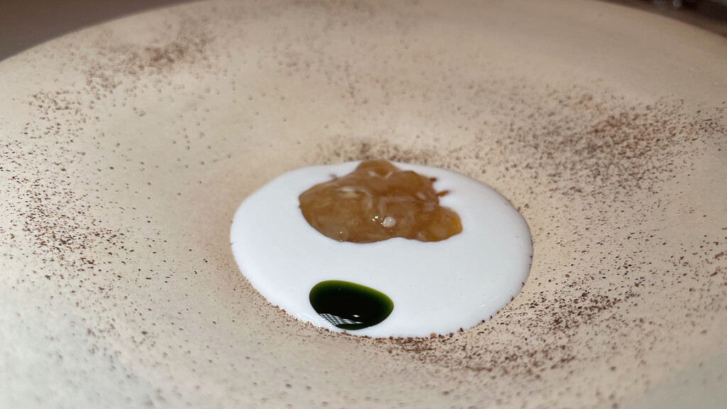 Ova de choco con cebolla tostada. Foto: Salva Moreno