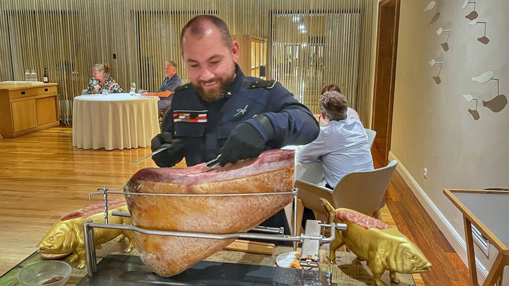 Ricardo, cortando el jamón de almadraba. Foto: Salva Moreno