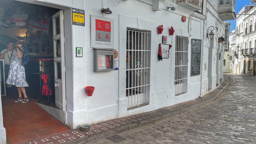Entrada a El Lola, en la calle Guzmán el Bueno de Tarifa. Foto: Salva Moreno