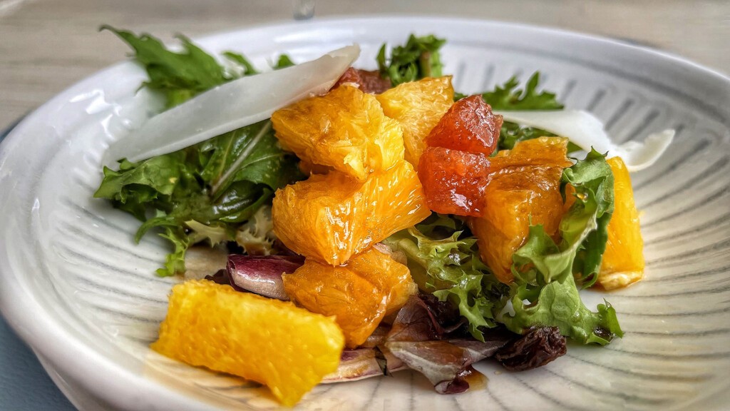 Ensalada de naranja, membrillo, queso y vinagreta de miel. Foto: Salva Moreno